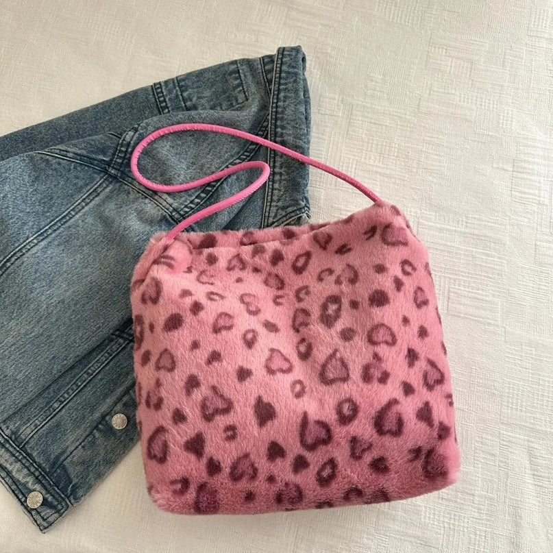 Bolso bandolera de felpa con estampado salvaje