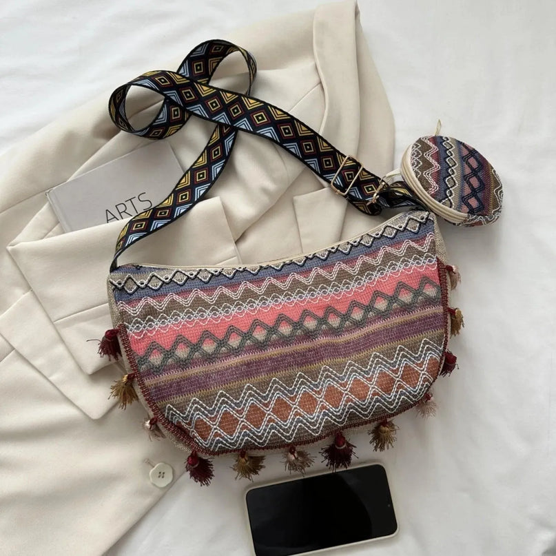 Bolso bandolera con detalle de borlas estampado y monedero pequeño