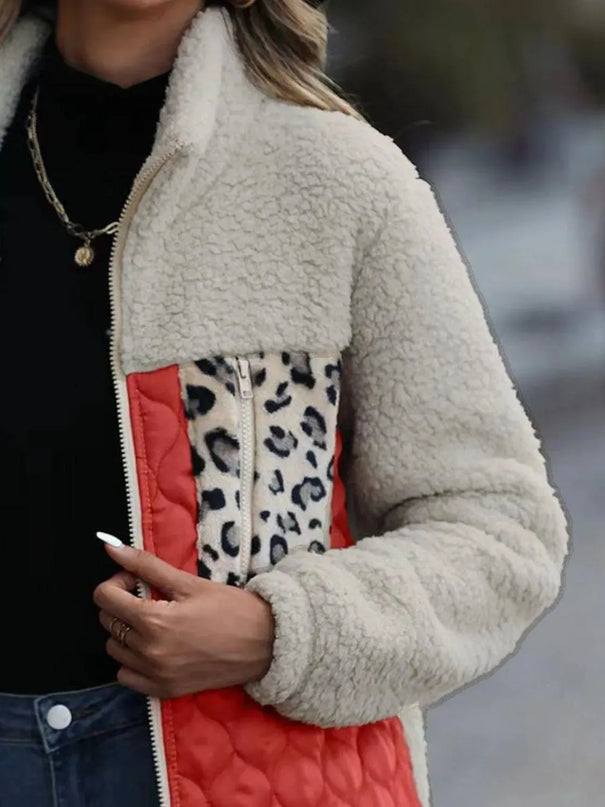 Chaqueta con capucha, cremallera y bloques de color con estampado de leopardo