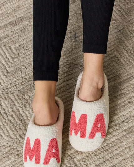 Pantuflas acogedoras con estampado MAMA de Winter Melody