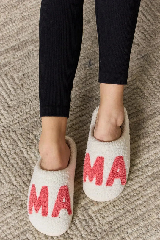 Pantuflas acogedoras con estampado MAMA de Winter Melody