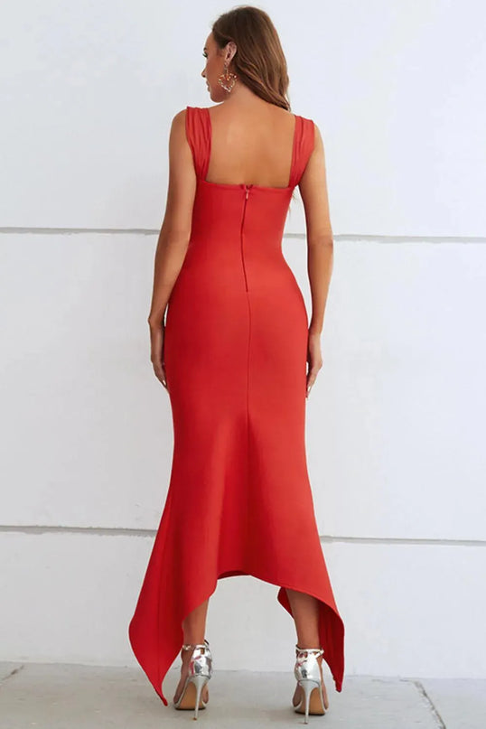 Vestido con escote en forma de corazón y dobladillo fruncido