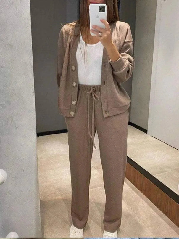 Conjunto elegante de camisa abotonada y pantalón largo