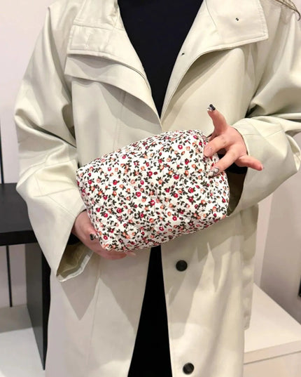 Cartera de mano acolchada con diseño floral y interior a cuadros