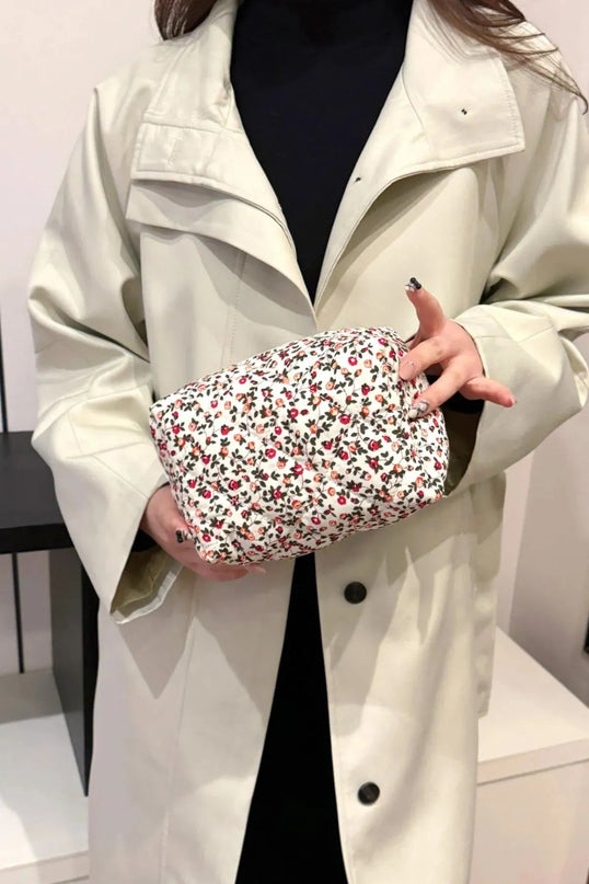 Cartera de mano acolchada con diseño floral y interior a cuadros