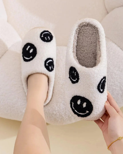 Pantuflas de peluche con cara sonriente y alegre