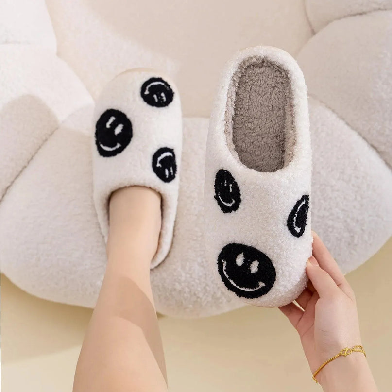 Pantuflas de peluche con cara sonriente y alegre