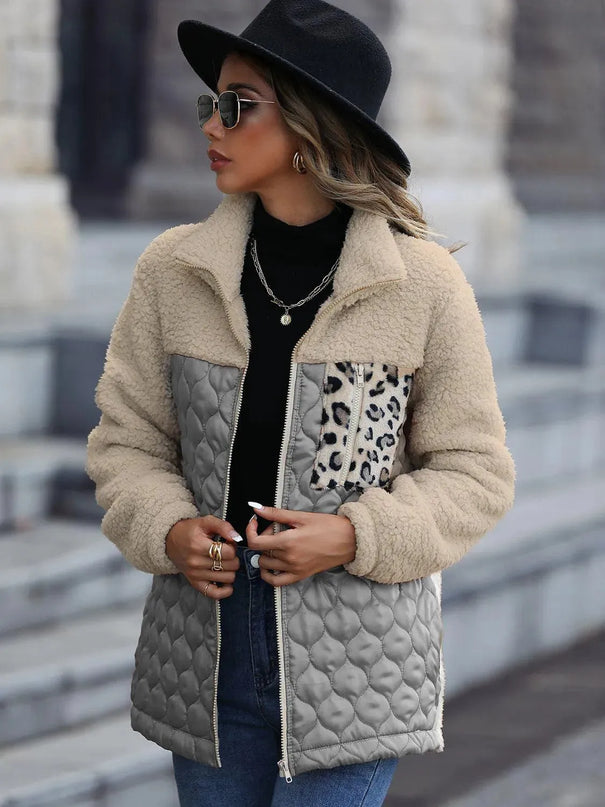 Chaqueta con capucha, cremallera y bloques de color con estampado de leopardo