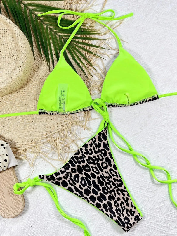 Conjunto de bikini con cuello halter y lazos laterales con estampado de leopardo