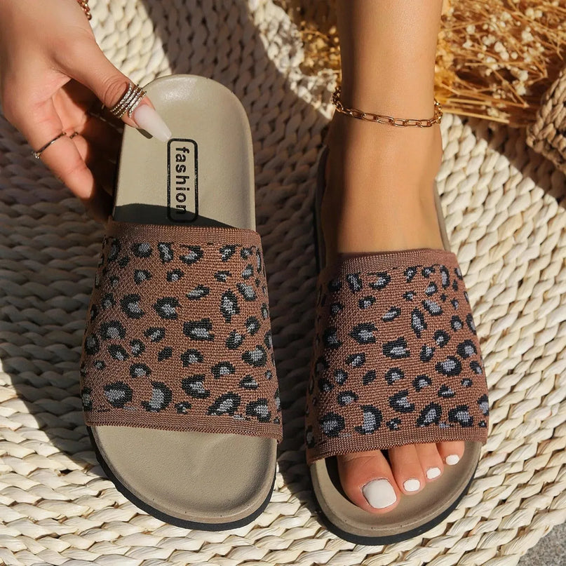 Zapatos planos con punta abierta y estampado de leopardo