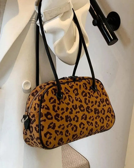 Bolso de hombro mediano de ante con estampado de leopardo