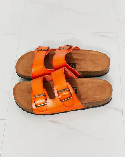 Sandalias de doble banda en color naranja vibrante para divertirse en verano