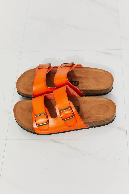 Sandalias de doble banda en color naranja vibrante para divertirse en verano