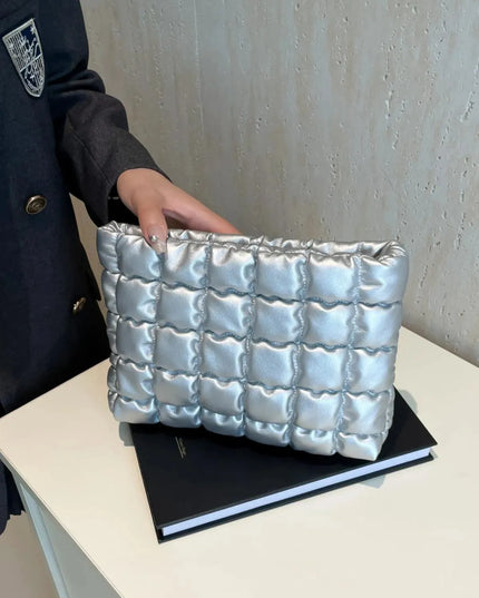 Bolso de mano con cremallera y acolchado a cuadros