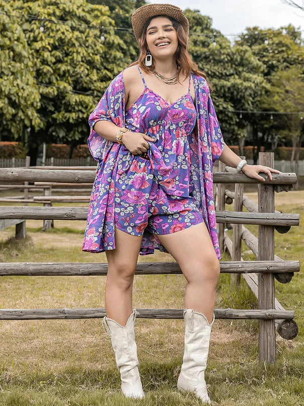 Conjunto elegante de 3 piezas con camisola estampada, vestido playero abierto al frente y pantalones cortos en talla grande