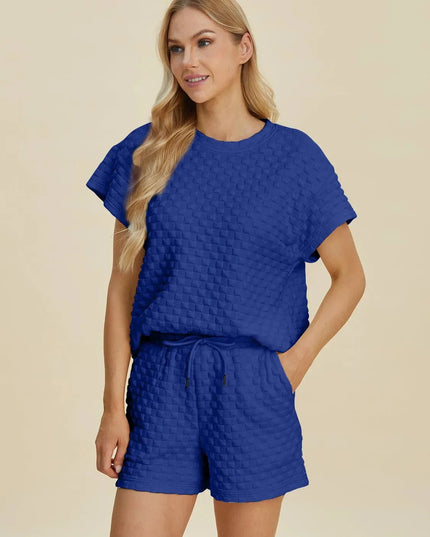 Conjunto de camiseta y pantalones cortos texturizados de tamaño completo de estilo dual