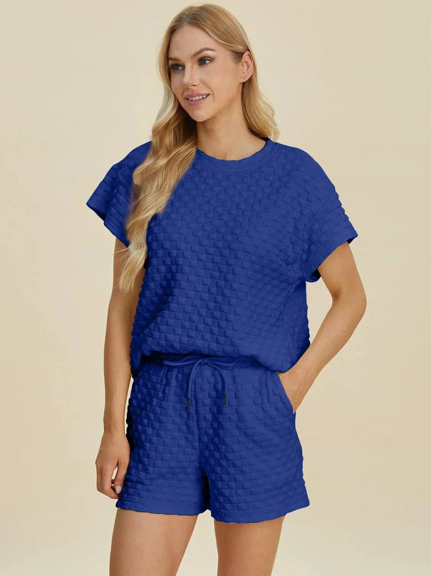 Conjunto de camiseta y pantalones cortos texturizados de tamaño completo de estilo dual