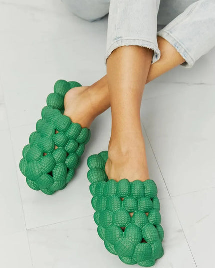 Pantuflas cómodas con burbujas verdes para una comodidad máxima