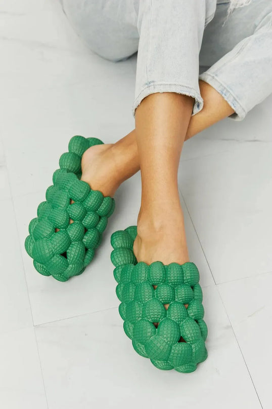 Pantuflas cómodas con burbujas verdes para una comodidad máxima