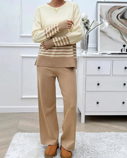 Conjunto elegante de top y pantalón de punto a rayas con aberturas