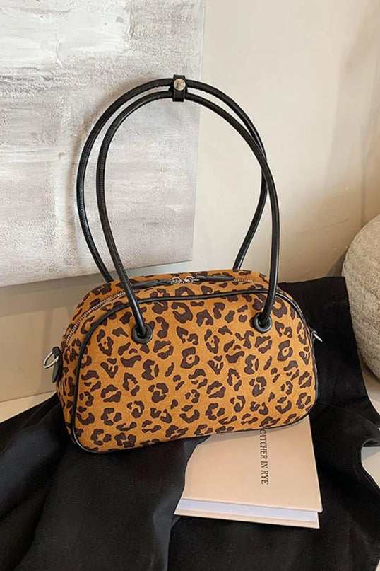 Bolso de hombro mediano de ante con estampado de leopardo