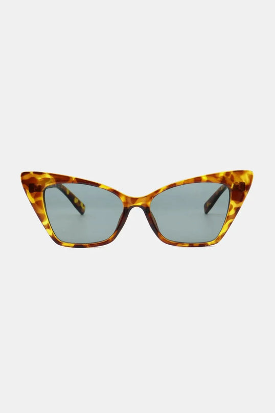 Chic Cat Eye Sunglasses with Acetate Lenses