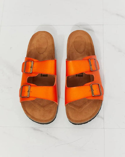 Sandalias de doble banda en color naranja vibrante para divertirse en verano