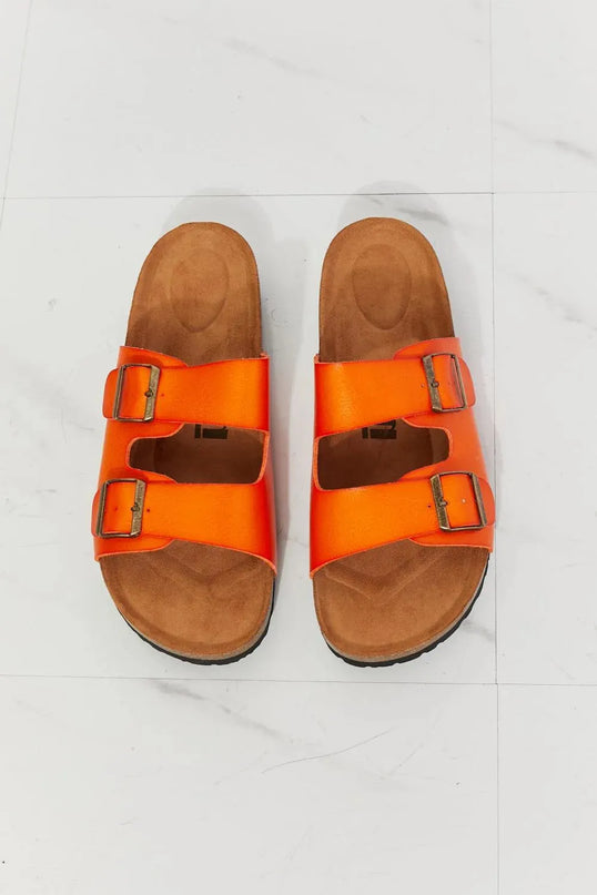 Sandalias de doble banda en color naranja vibrante para divertirse en verano