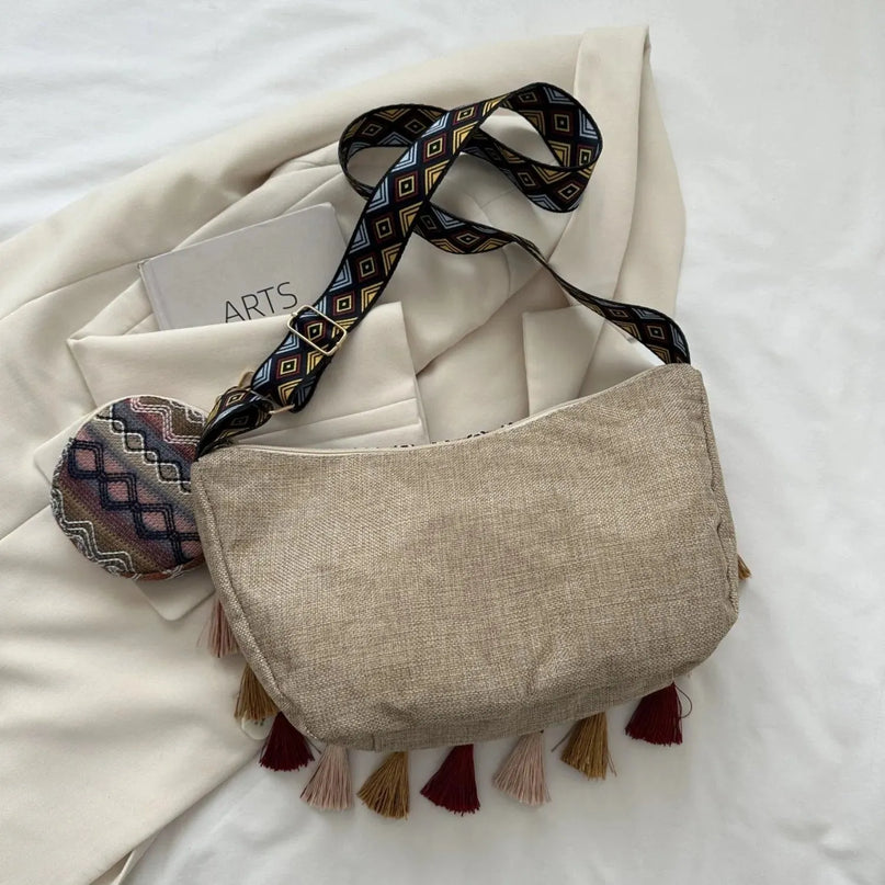 Bolso bandolera con detalle de borlas estampado y monedero pequeño