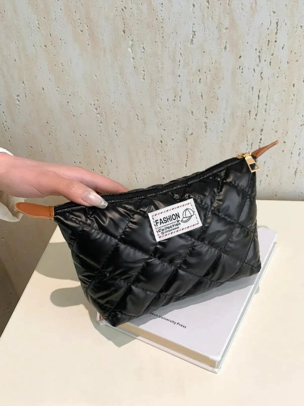 Cartera de mano acolchada sólida con cremallera