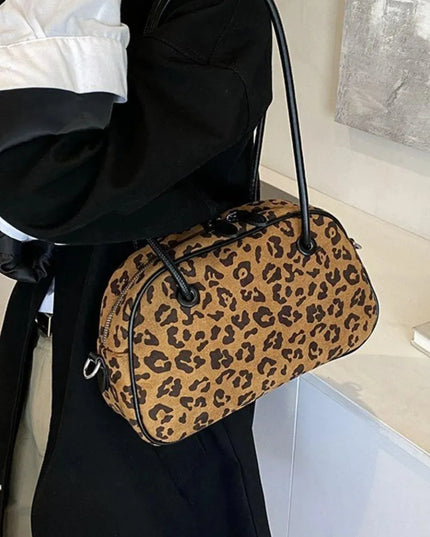 Bolso de hombro mediano de ante con estampado de leopardo