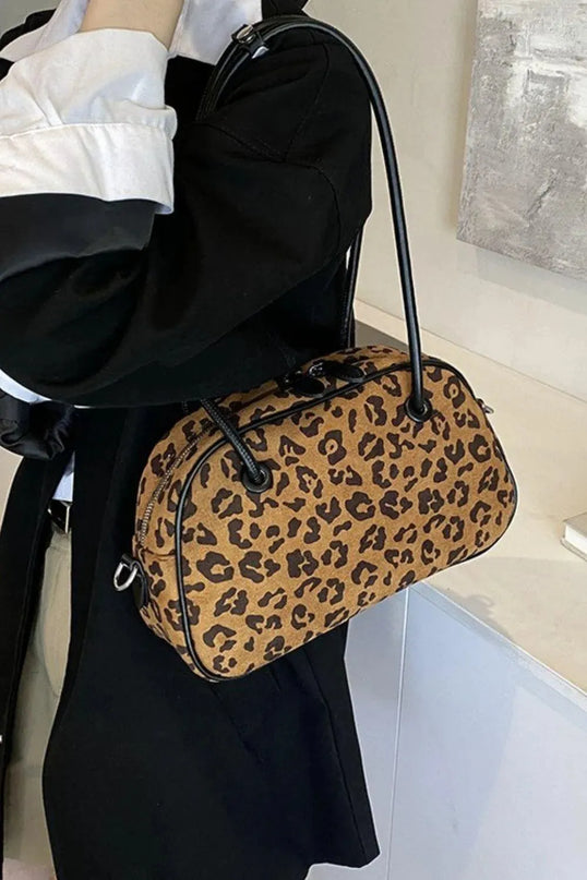 Bolso de hombro mediano de ante con estampado de leopardo