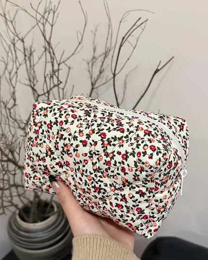 Cartera de mano acolchada con diseño floral y interior a cuadros