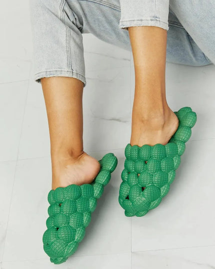 Pantuflas cómodas con burbujas verdes para una comodidad máxima