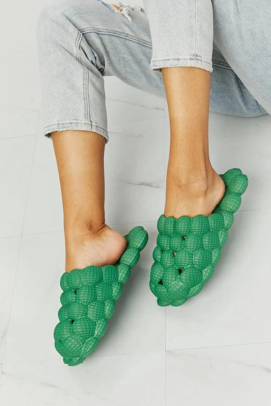 Pantuflas cómodas con burbujas verdes para una comodidad máxima