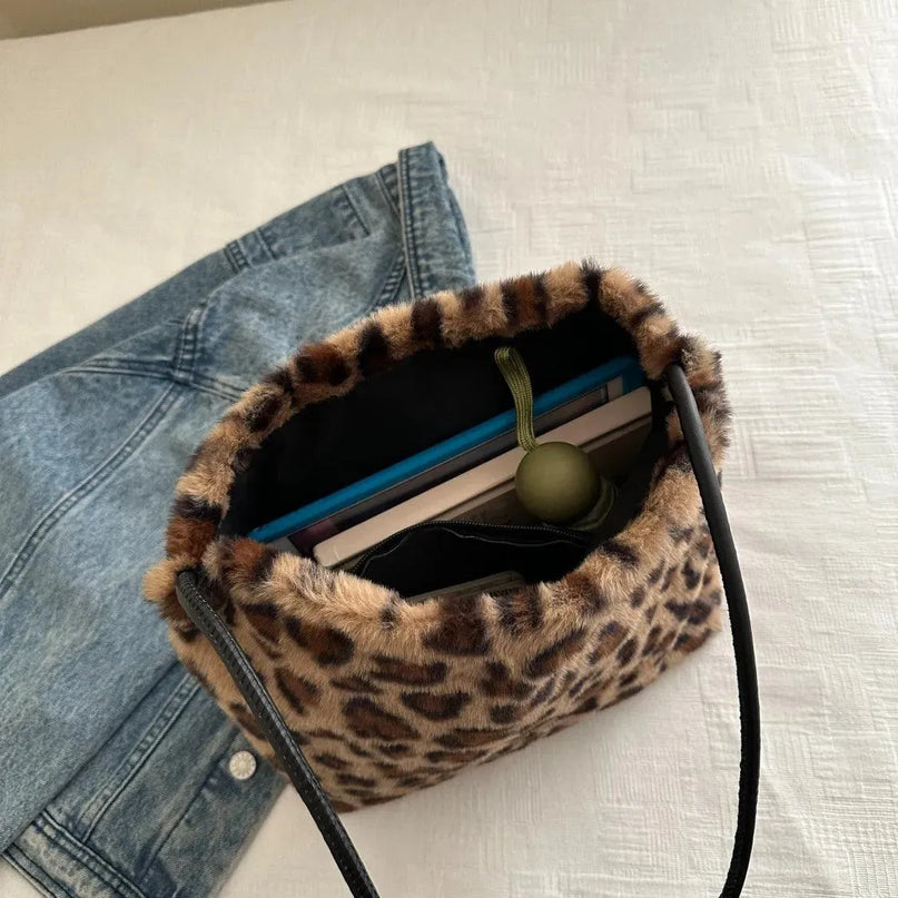 Bolso bandolera de felpa con estampado salvaje