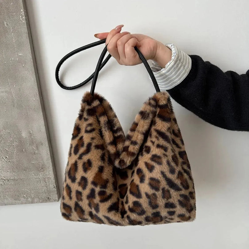 Bolso bandolera de felpa con estampado salvaje