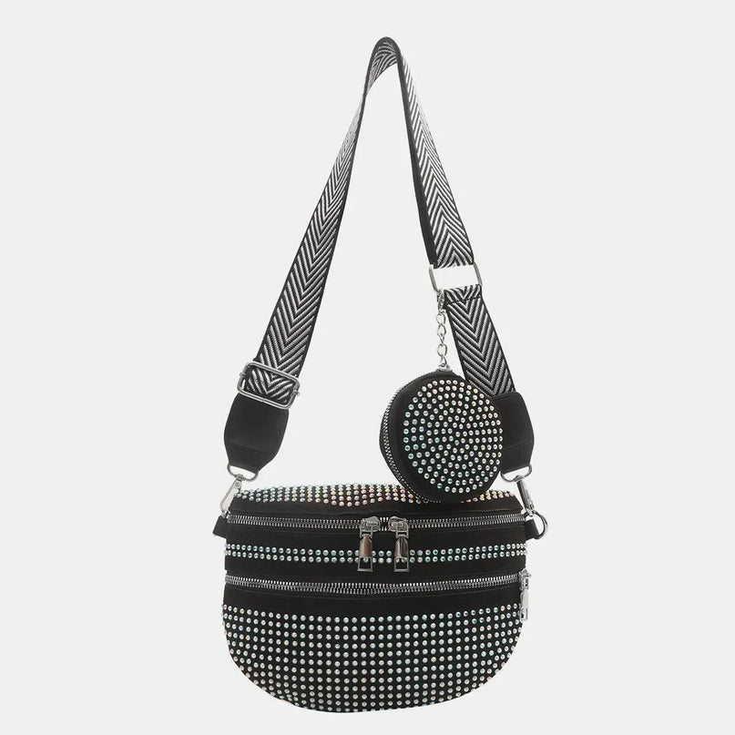 Bolso bandolera con correa ajustable y tachuelas