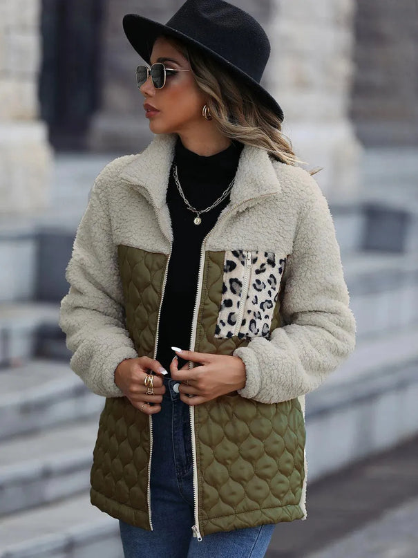 Chaqueta con capucha, cremallera y bloques de color con estampado de leopardo