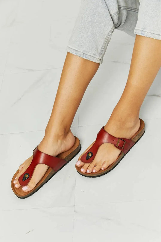 Chanclas Drift Away con tira en T en color rojo chic de MMShoes