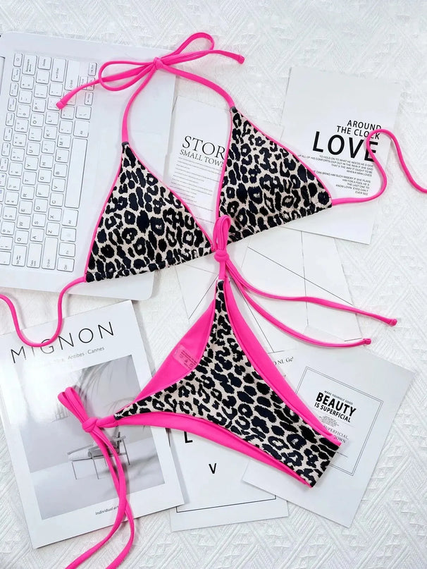 Conjunto de bikini con cuello halter y lazos laterales con estampado de leopardo