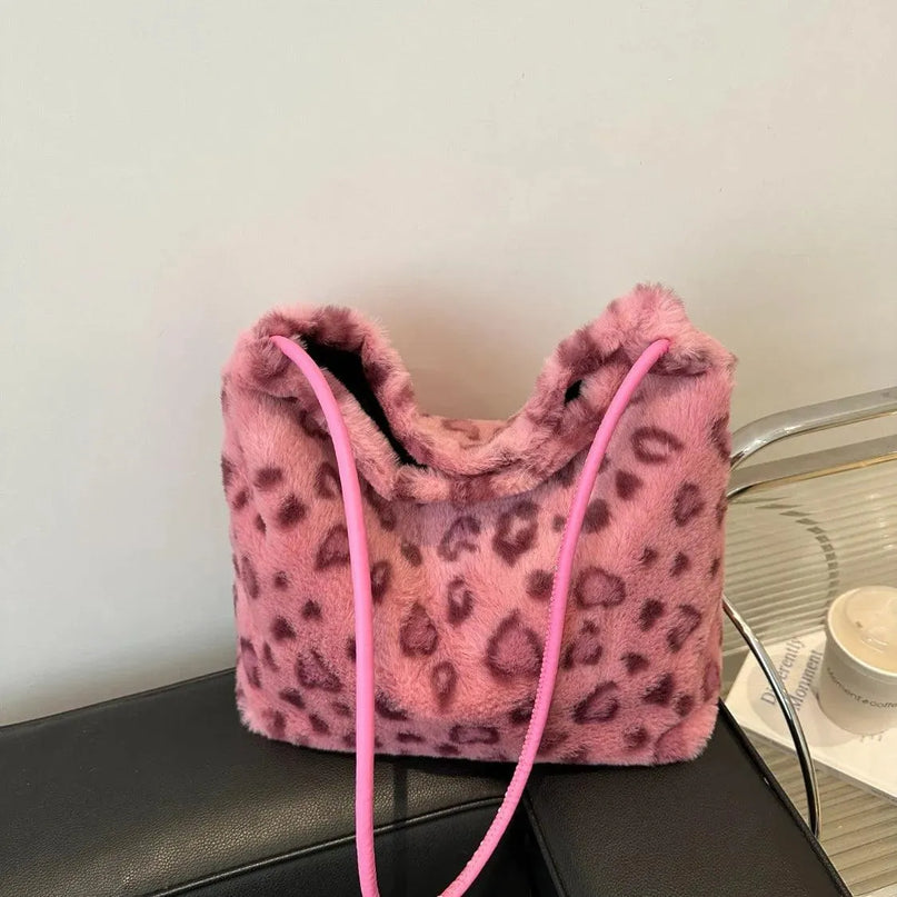 Bolso bandolera de felpa con estampado salvaje