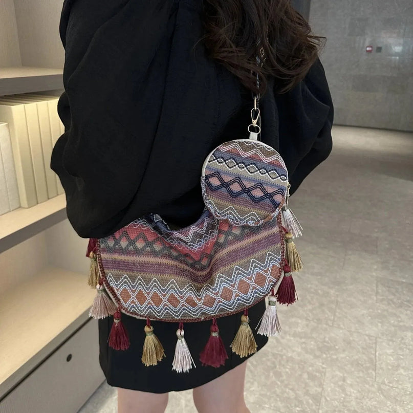 Bolso bandolera con detalle de borlas estampado y monedero pequeño