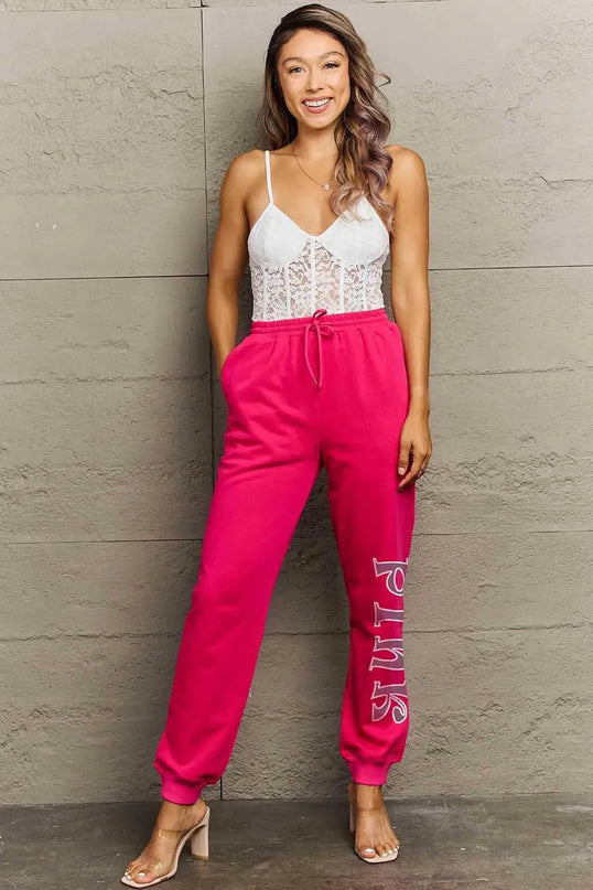 Pantalones deportivos elegantes con gráficos en color rosa para una comodidad diaria