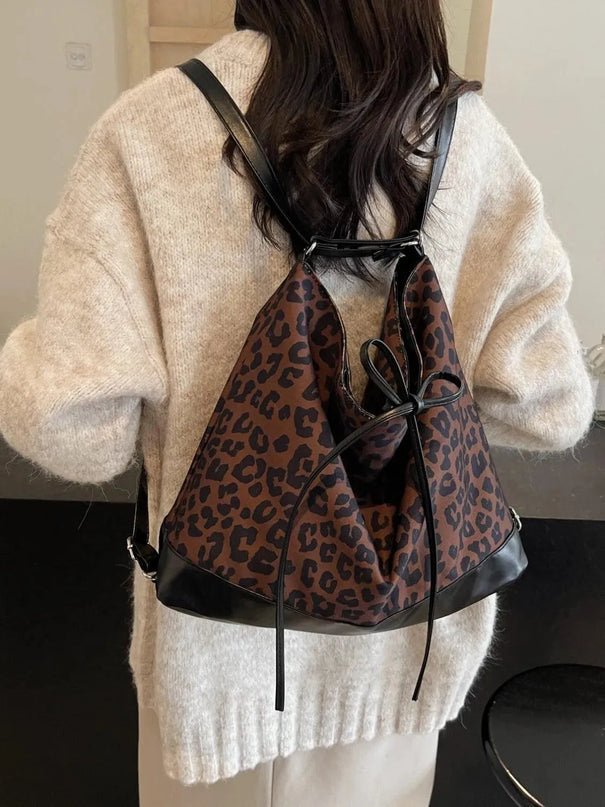 Bolso bandolera versátil con estampado de leopardo