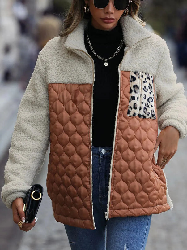 Chaqueta con capucha, cremallera y bloques de color con estampado de leopardo