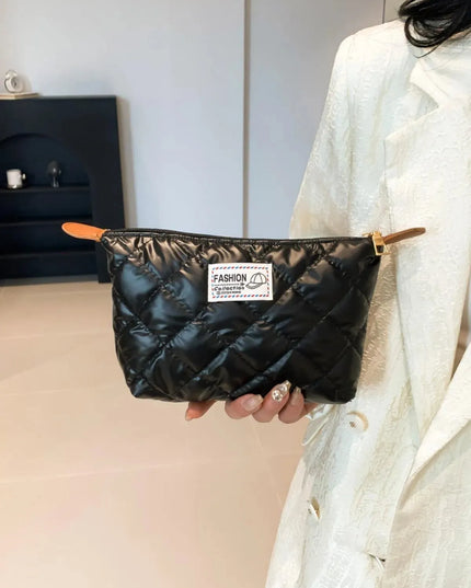 Cartera de mano acolchada sólida con cremallera