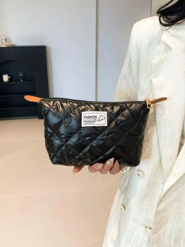 Cartera de mano acolchada sólida con cremallera