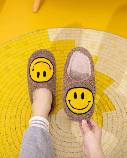 Pantuflas de peluche con cara sonriente y alegre