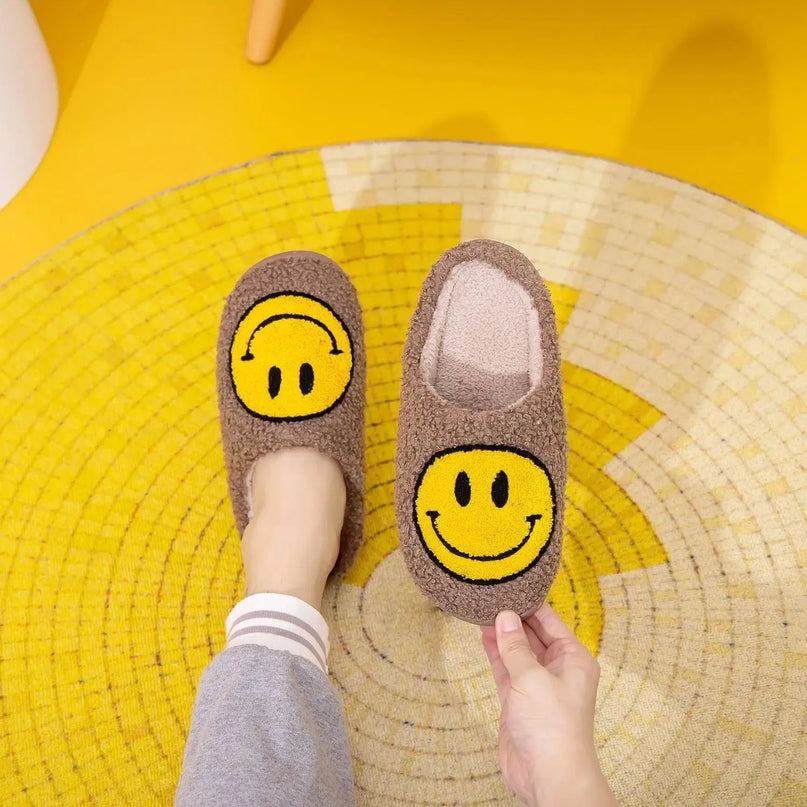 Pantuflas de peluche con cara sonriente y alegre